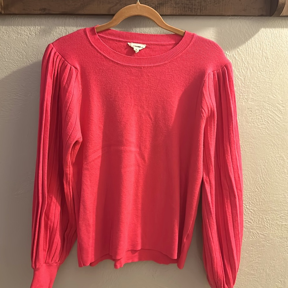 Women’s pink knit sweater